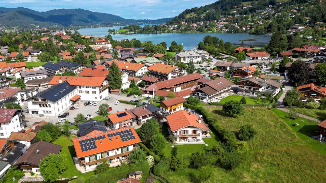 Luftbild von Rottach-Egern mit Dächern, Wiesen und dem Tegernsee dahinter