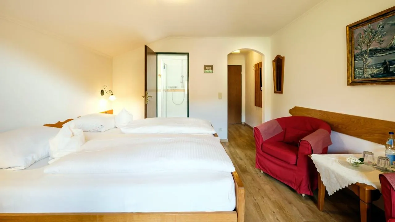 Helles Doppelzimmer mit Blick ins Bad